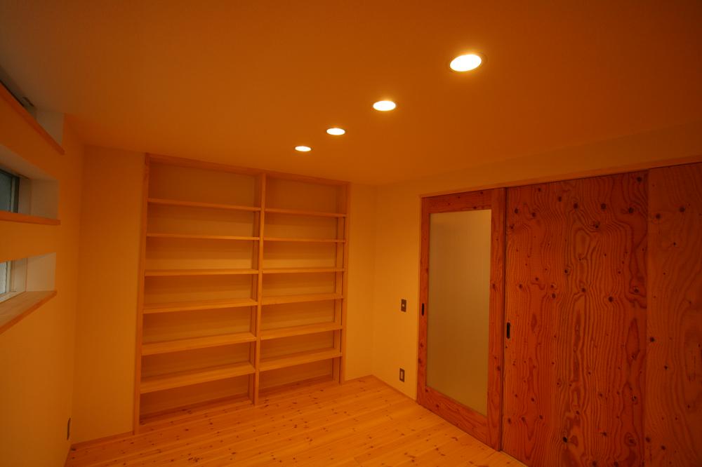 Non-living room. Also is another effective use of the wall store (closet Supesu. )