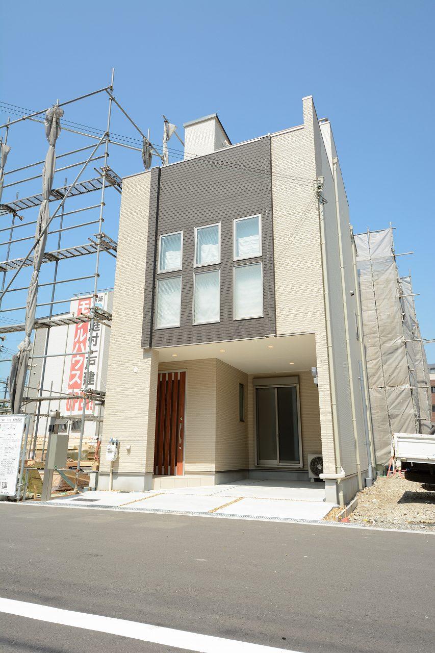 Local photos, including front road. Exterior design with the design window