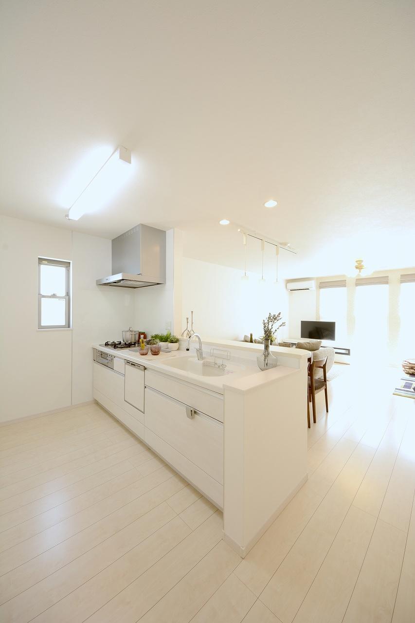 Model house photo. Ya kitchen touchless faucets of the standard specification, Wide sink, Full of ingenuity happy to wife such as dishwasher