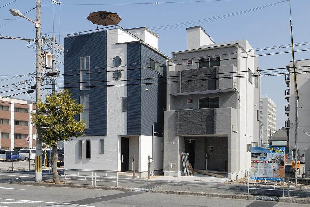 Local appearance photo. Sunny local. The sidewalk is also widely peace of mind. Local (February 2013) Shooting