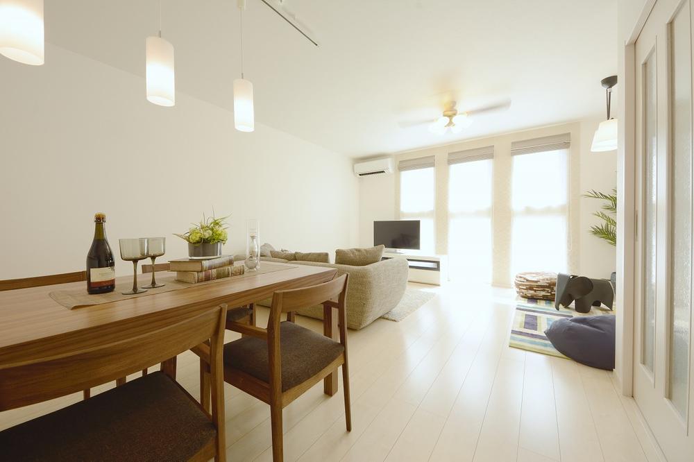 NEW model house Living-dining. Comfortably light from the large opening, Line of sight from the outside by the second floor living room is also not worried about the room (September 2013) Shooting. NEW model house Living-dining. Comfortably light from the large opening, Line of sight from the outside is also not worried by the second floor living