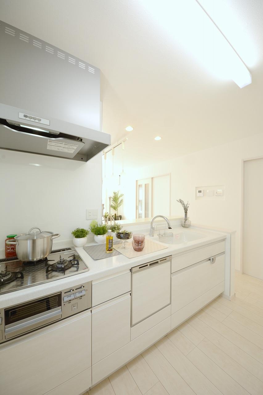 Kitchen. Kitchen of the standard specification. In touchless faucets, To stain-resistant your hand input even easier. Indoor (September 2013) Shooting