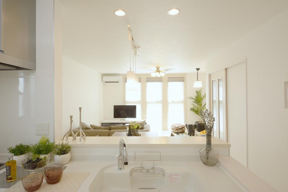 Kitchen. Since the counter kitchen, It is safe because the state of the family overlooking spend in the living room even during cooking.