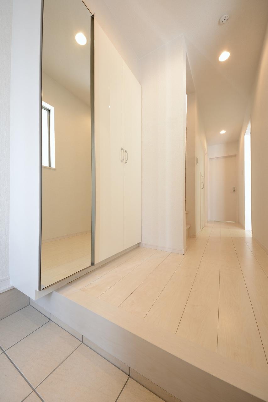 Entrance. Storage capacity of large capacity entrance housed in tall type. Can you grooming check before going out in the whole body mirror. Indoor (September 2013) Shooting