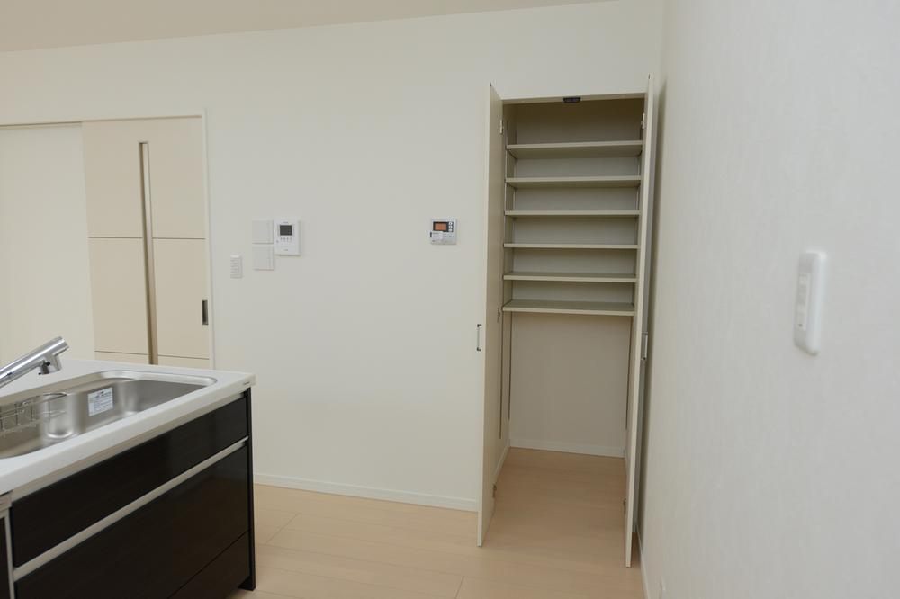 Kitchen. The kitchen next to established the pantry with depth. The height of the shelf are available to arrange freely.