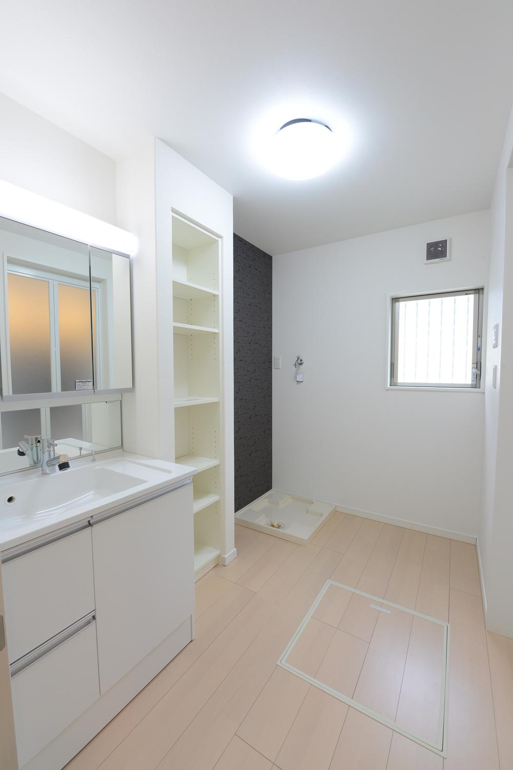 Wash basin, toilet. Floor housed in slightly wide wash room ・ Yes installed the shelf.