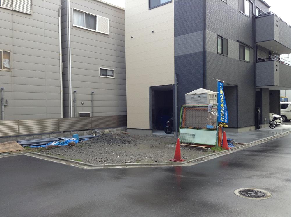 Local photos, including front road. December 2013 local shooting