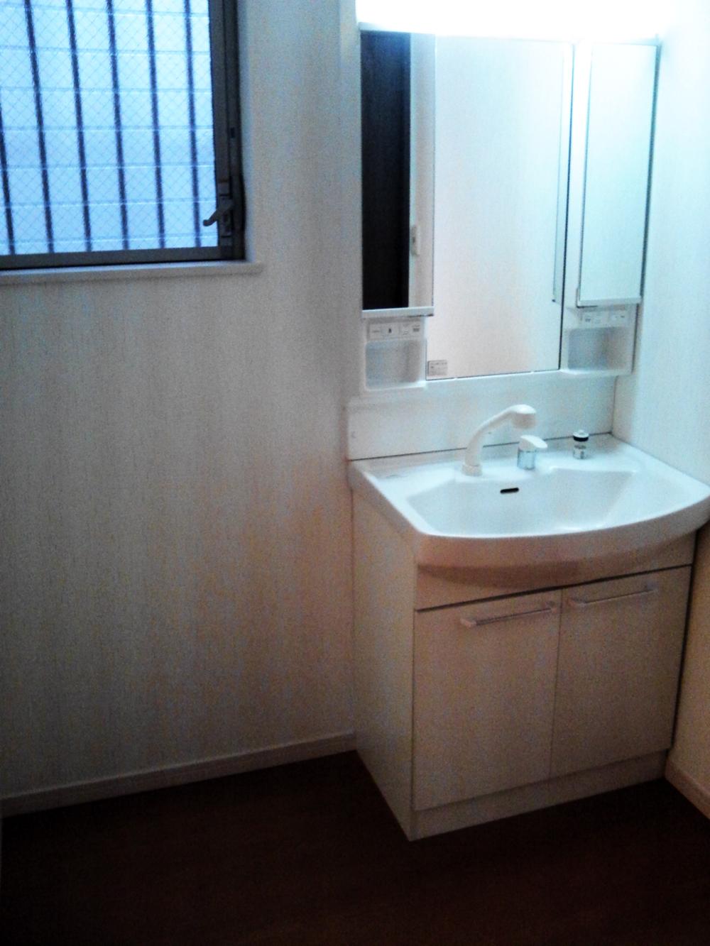 Wash basin, toilet. This basin dressing room