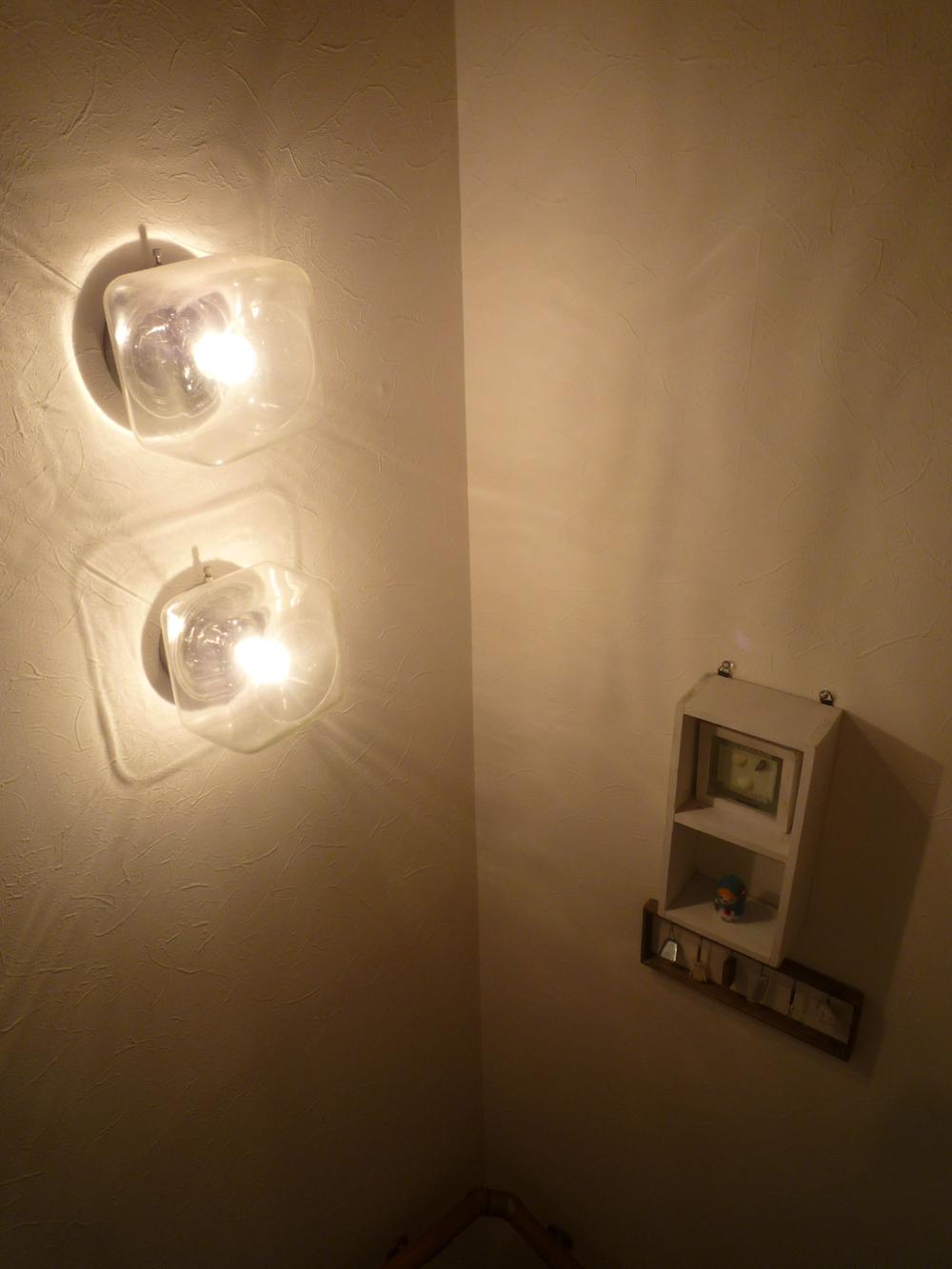 Other introspection. Shooting on the way down the stairs from 2F. 