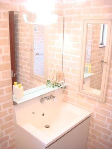 Wash basin, toilet. "Taisho-ku ・ Washbasin buying and selling "wall is fashionable