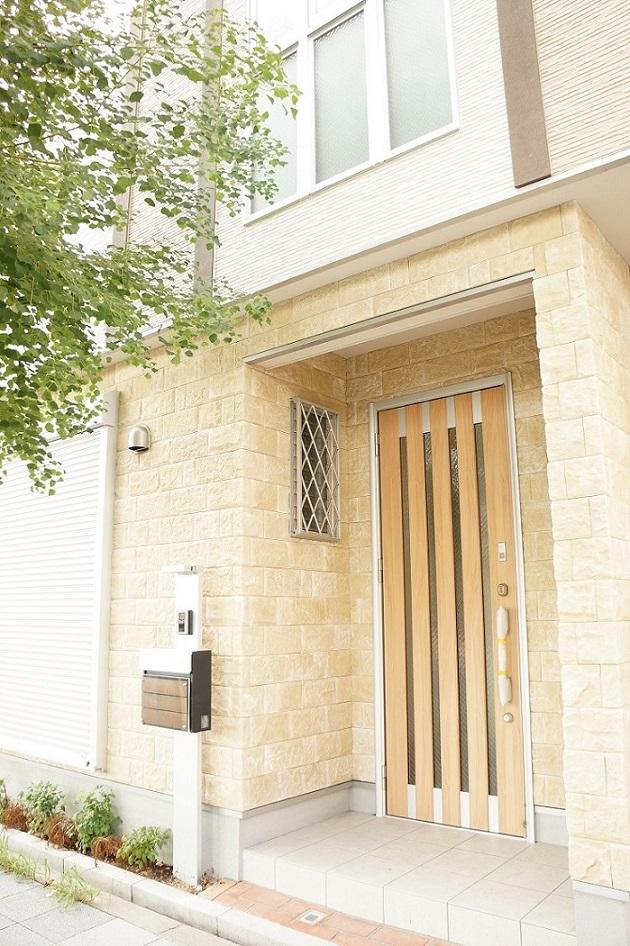 Local appearance photo. Existing model house appearance. Entrance photo.