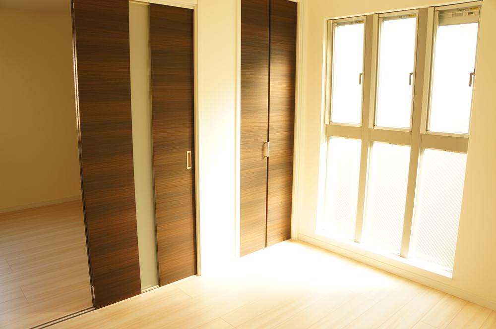 Non-living room. Existing model house Western-style. Insert the light from the large windows, It has become a calm atmosphere.
