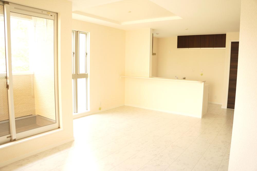 Living. Existing model house face-to-face kitchen. You can enjoy conversation and dishes at the same time.