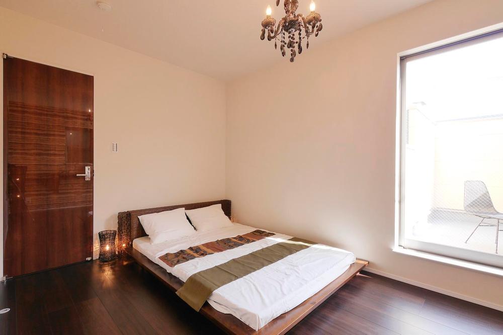 Model house photo.  [Master bedroom] Bright bedroom light is also entering the well from the window!