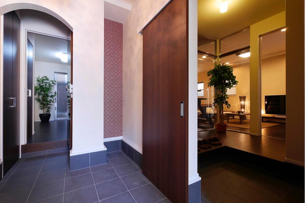 Entrance.  [Local model house Entrance] Has become a wide entrance there is a dirt floor space, Many also all right, such as when a customer came! !