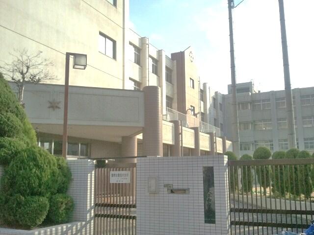 Junior high school. Osakashiritsudai Seinishi until junior high school motto 80m: 1, People to learn patiently 2, People who respect the responsibility 3, Bright cheerful person