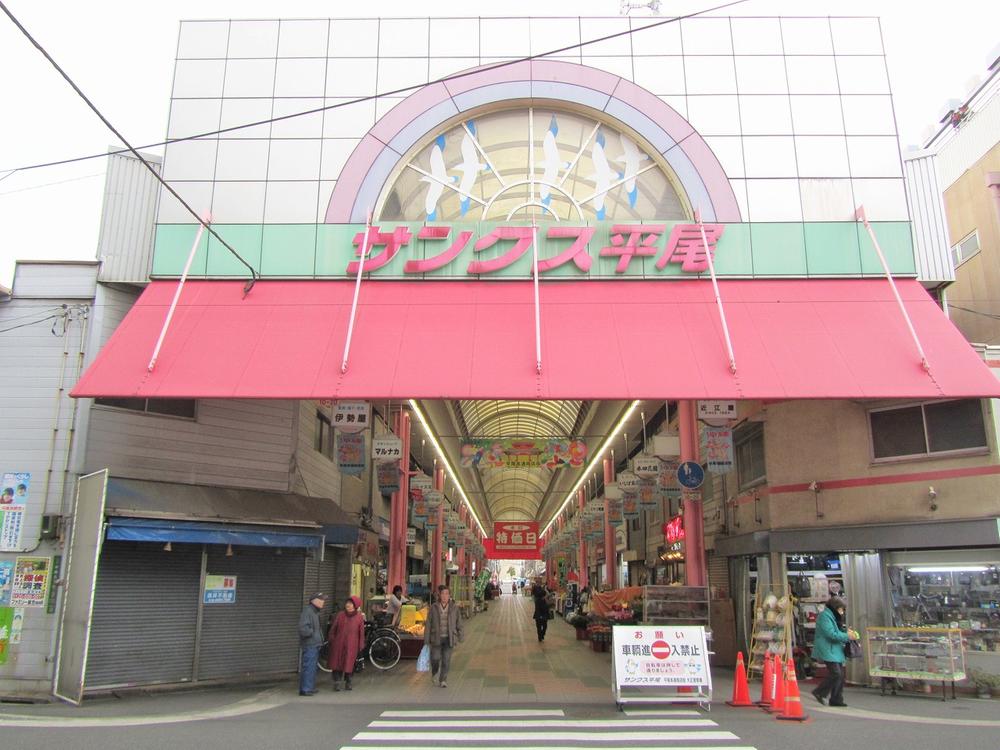 Supermarket. Hirao Hondori to shopping street 750m Okinawa soba and islands tofu, Etc, Okinawa cuisine and ingredients has lined routinely, Also seen the figure of Schiesser is in a residential area. In recent years, come to be also introduced to the press as a "Little Okinawa", It seems that an increasing number of people who visit the tourist.