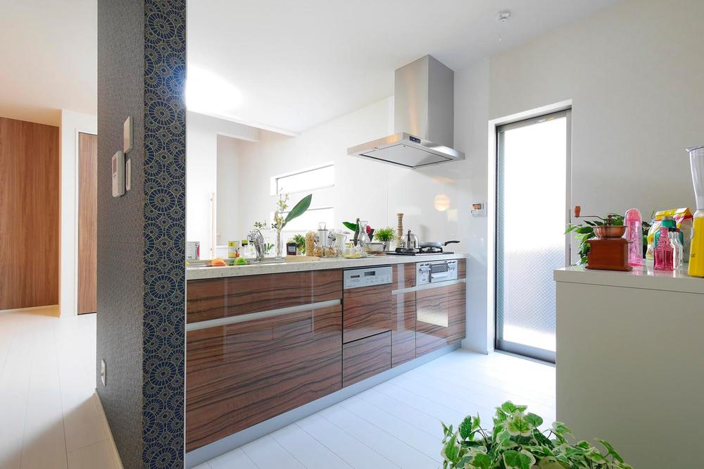 Kitchen.  [Local model house kitchen] System kitchen standard specification ☆ Gas stove 3-neck, Euphoric mood every day of cooking time in the spacious space with stainless steel wide sink