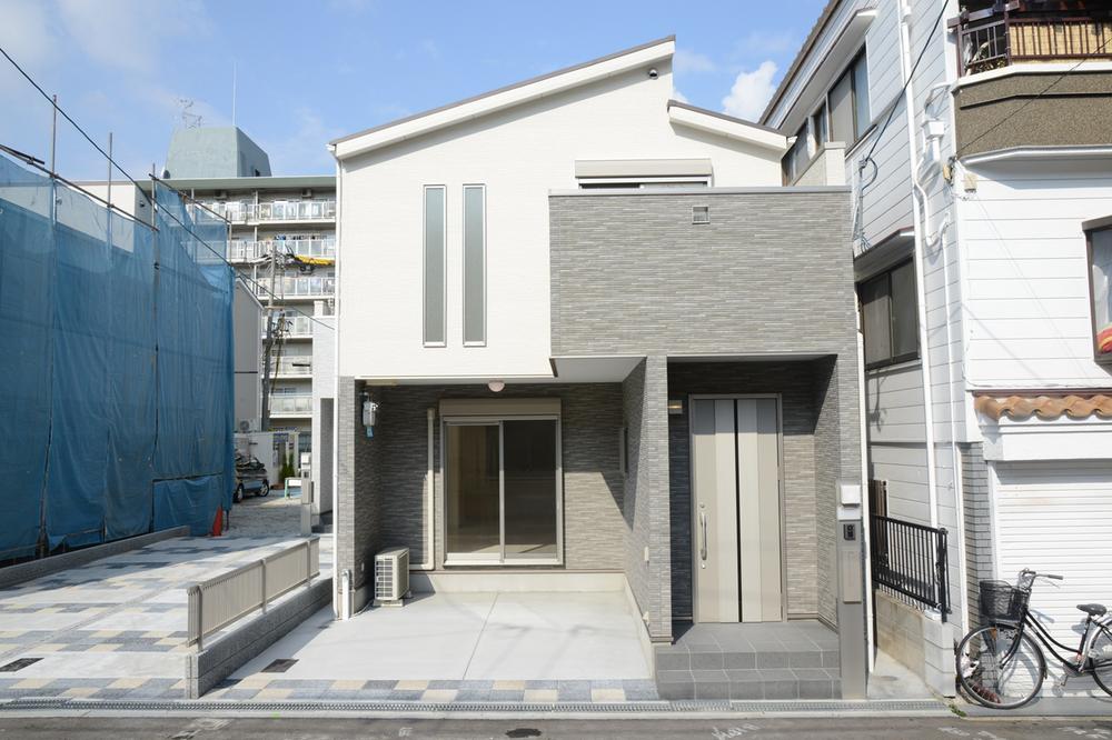 Local appearance photo. Bright house in contact with the road of the south-facing front 8m.