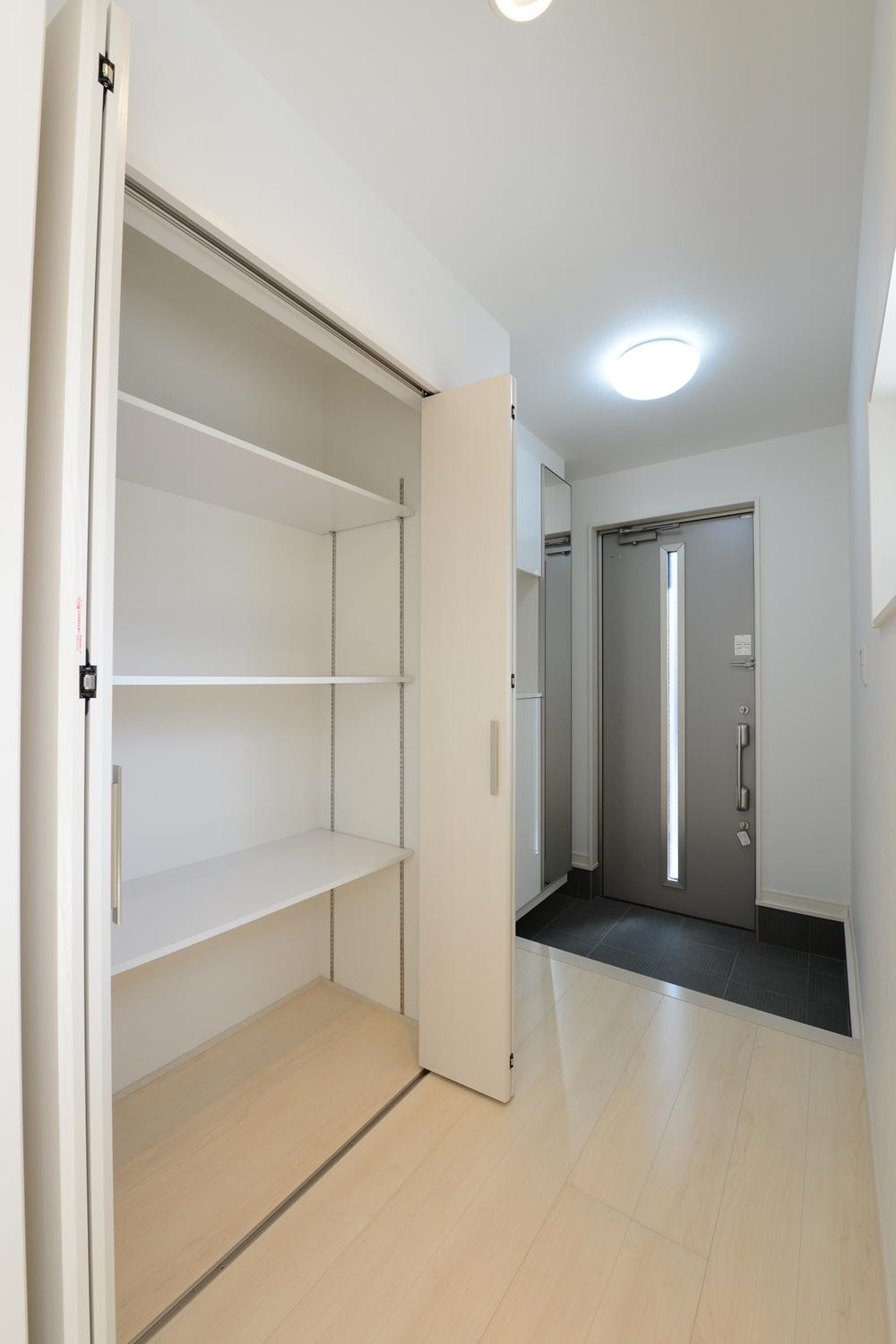 Receipt. Entrance housing which is provided separately from the shoes BOX. Entrance around also Katazuki clean, large capacity.