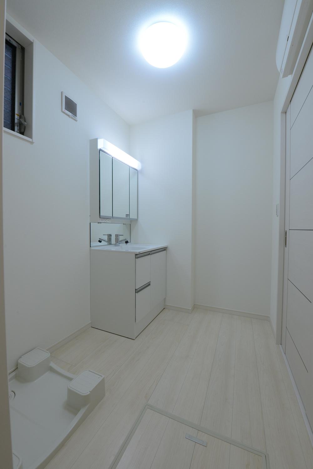 Wash basin, toilet. Slightly in the big wash room there is also under-floor storage, You Katazuki refreshing.