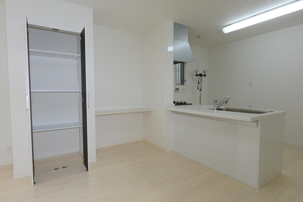 Living. It has established a study corner. Here or the homework, Also, You can use as a communication space for the family, such as a PC corner of dad.