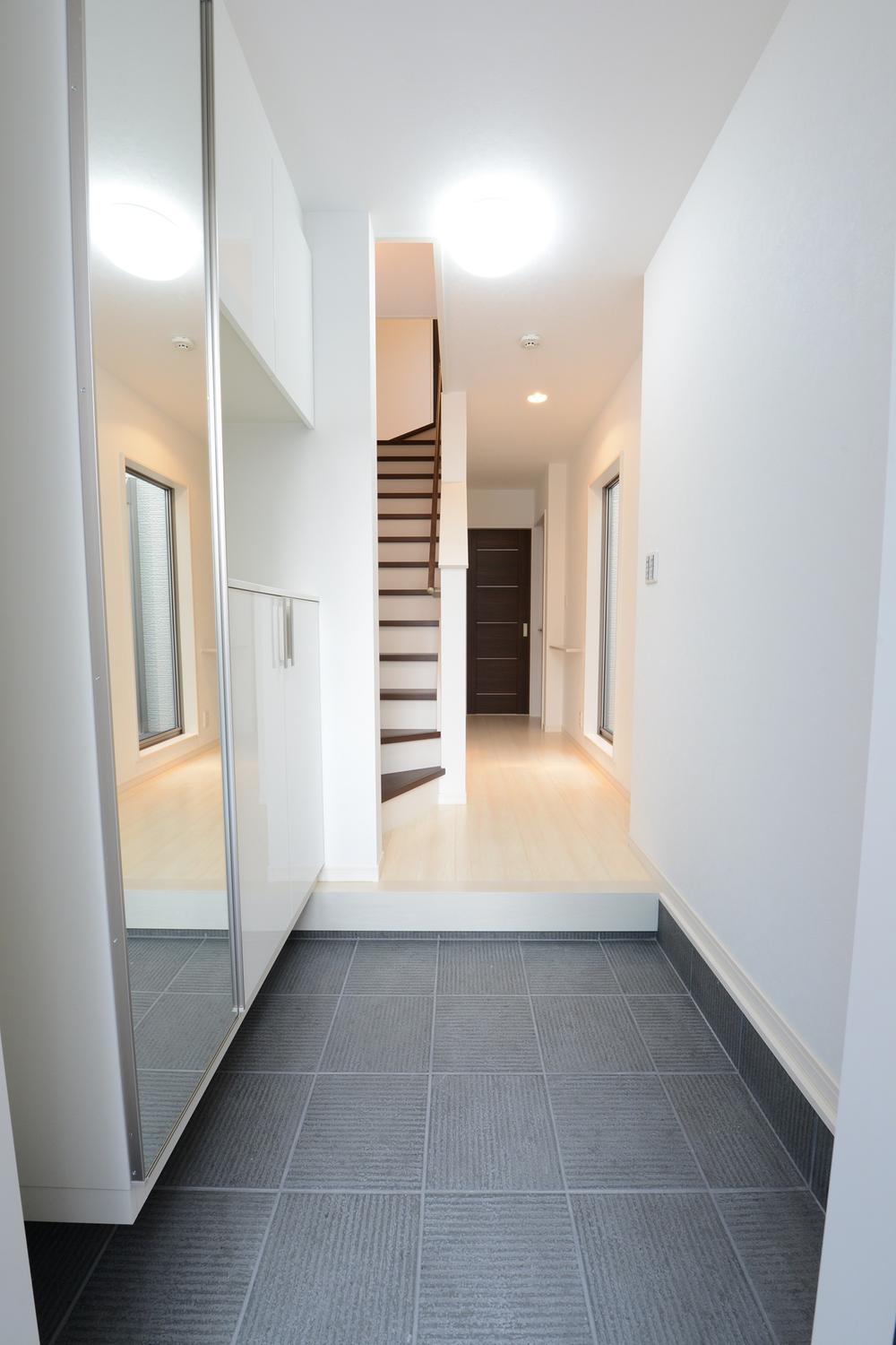 Entrance. It is a bright entrance hall that sunshine is inserted from the outer living.