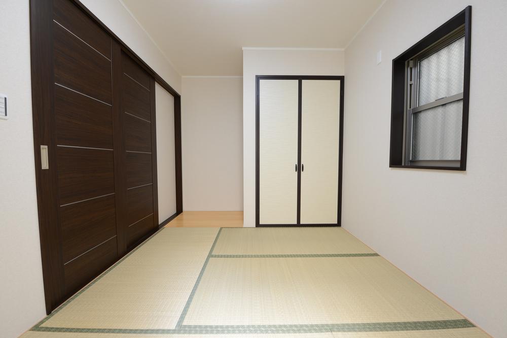 Non-living room. Also as a space of relaxation of your family, Also available as a drawing room.