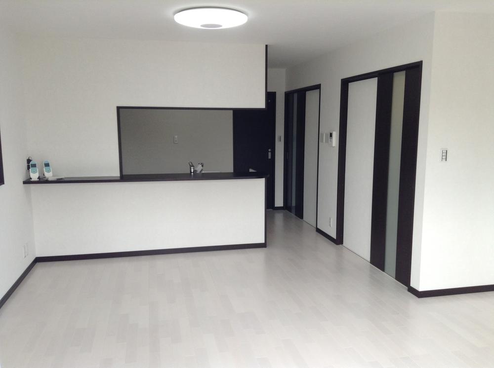 Model house photo. The living room and into the third floor of the family Kominyuke - tion is planning thought