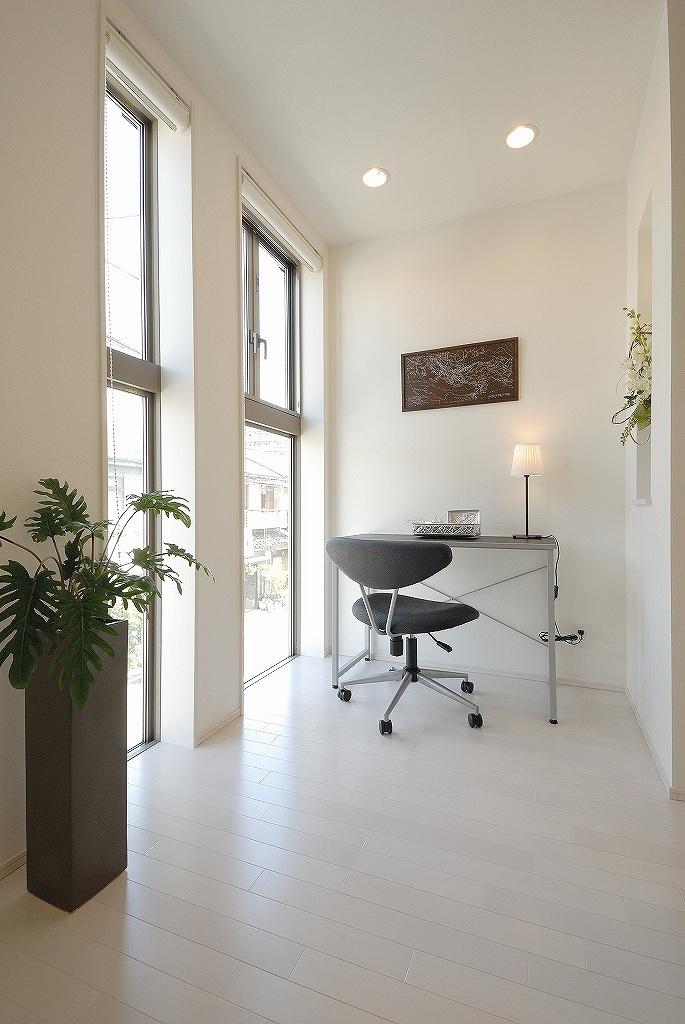 Other introspection. Kitchen next to Mrs. corner Ya little writing, Family of PC space, Space that can be used as a homework corner of children.