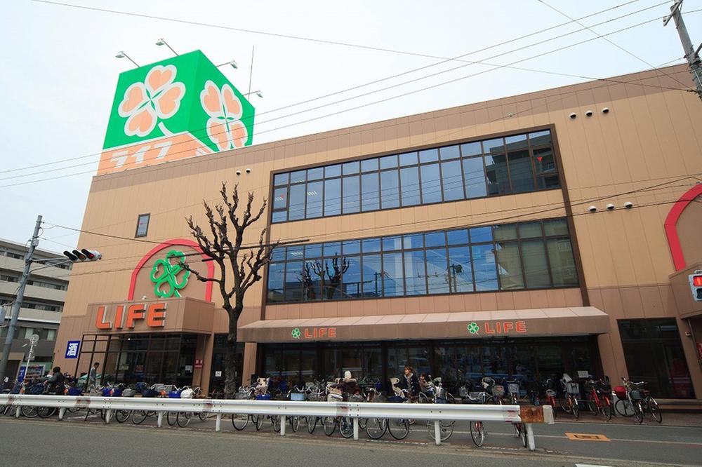 Shopping centre. Until Life Izuo shop 370m