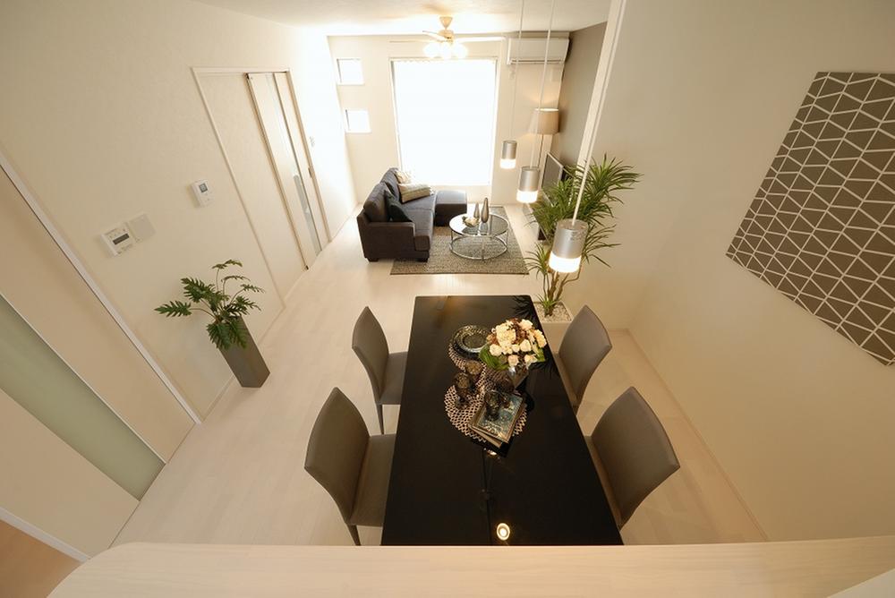 Living. Living-dining and spacious. It has also stuck to the material, such as flooring and doors of the standard specification.