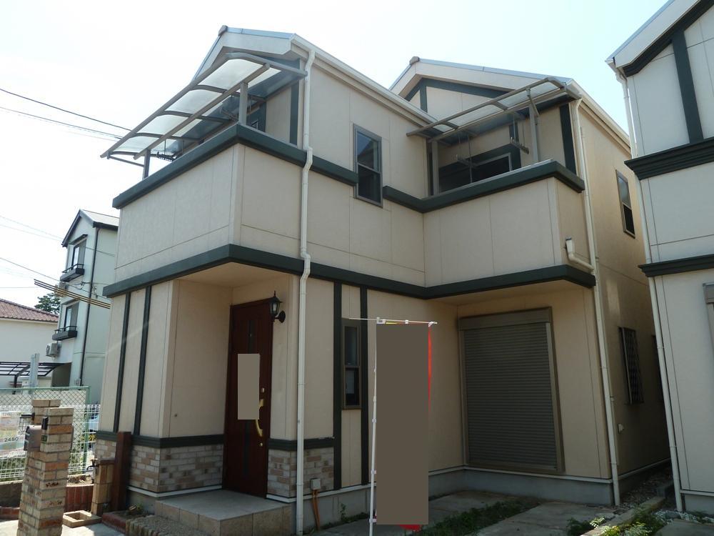 Local appearance photo. Two-story single-family at the train station near 10 minutes