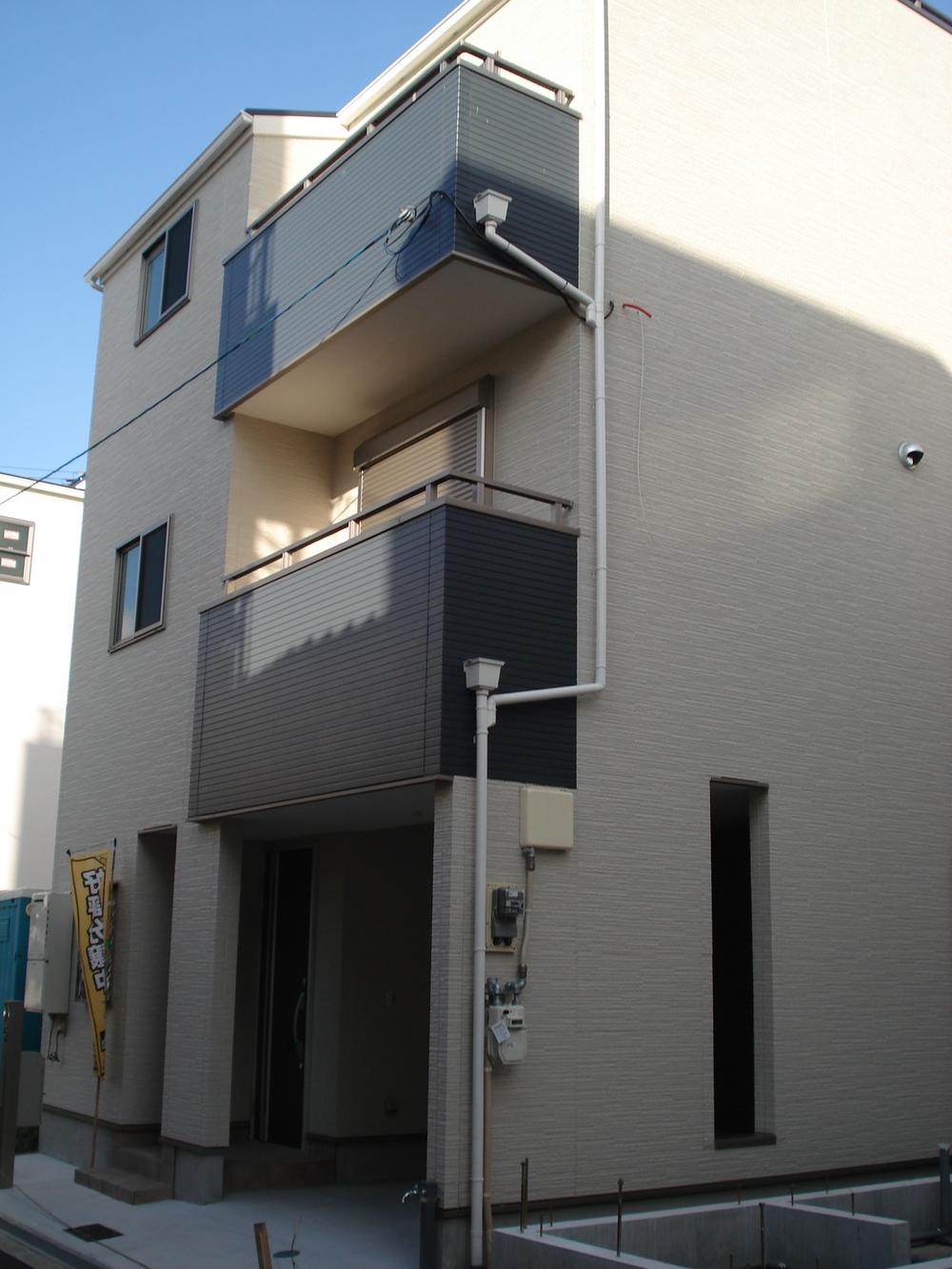 Local appearance photo. Stylish appearance.