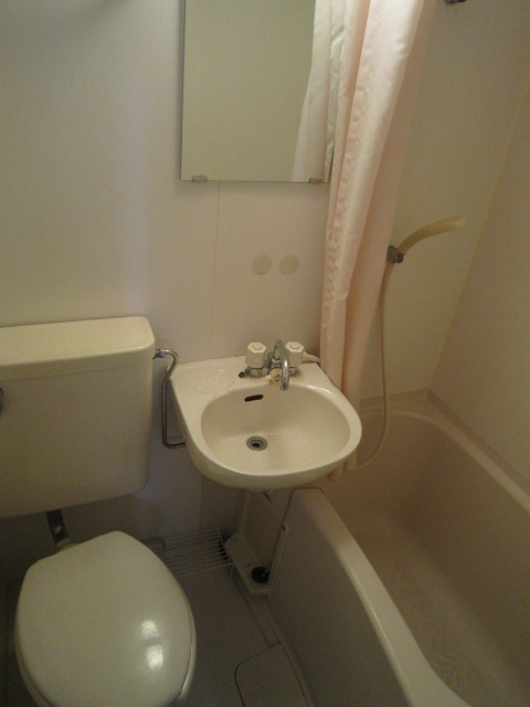 Bath. Beautiful unit.