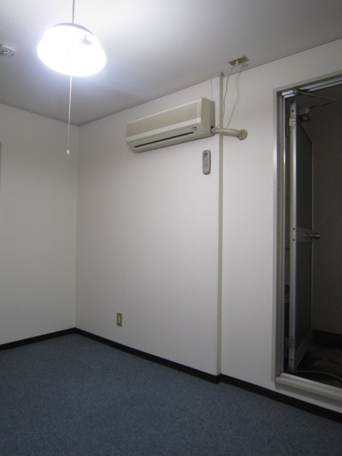 Living and room. It is with lighting.