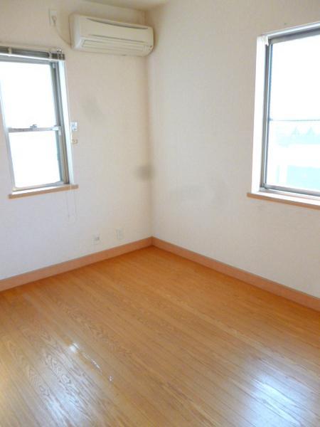 Non-living room. "Taisho-ku ・ Buying and selling "window are many bright Western-style