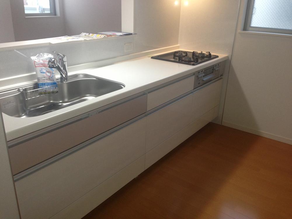 Kitchen. Popular counter kitchen! It is popular place for living and kitchen is tightly divided!