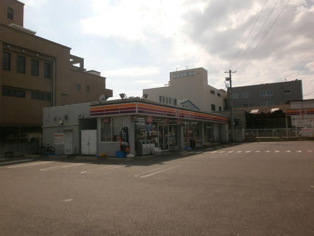 Convenience store. (Convenience store) to 400m