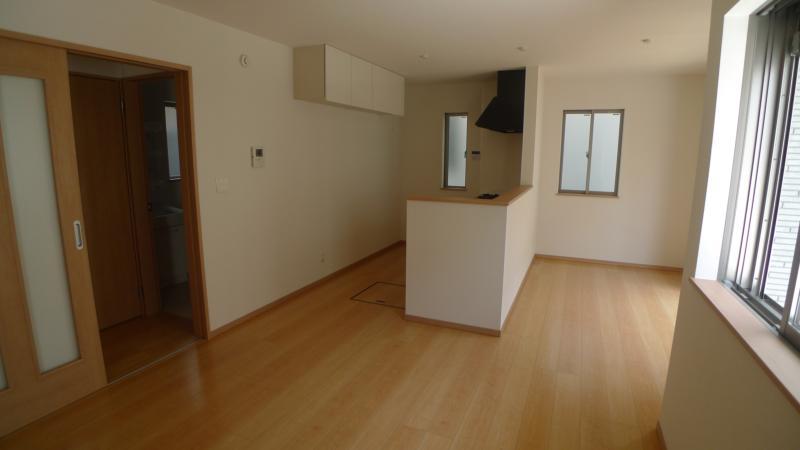 Same specifications photos (living). Living spacious 19.5 Pledge!  Truly wide!