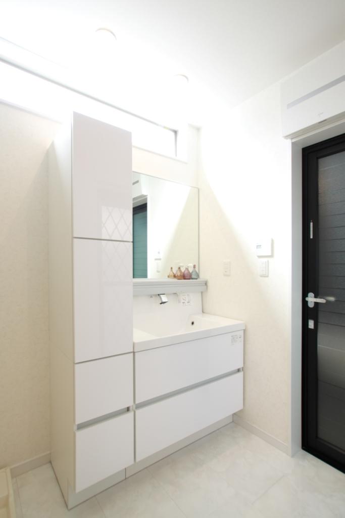 Wash basin, toilet. Washroom image