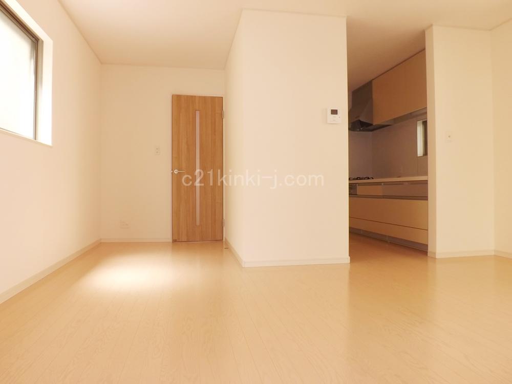 Same specifications photos (living). Same specifications photos (living) Comfortable space of all window glazing!