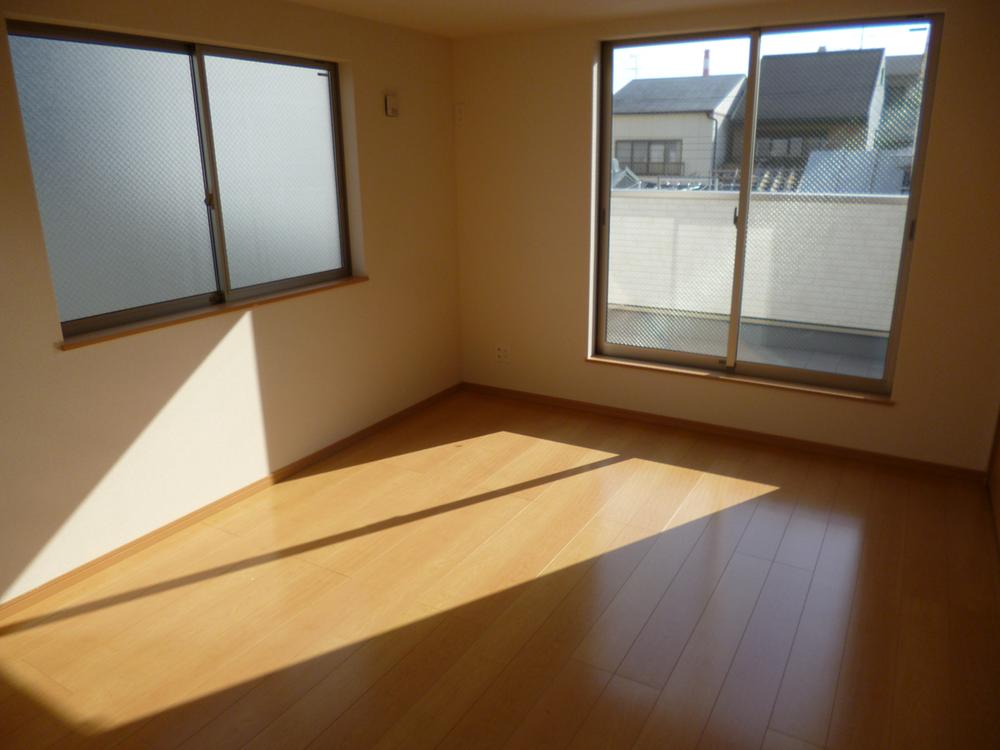 Non-living room. Facing south there are openings in the day good for indoor use (November 2013) Shooting