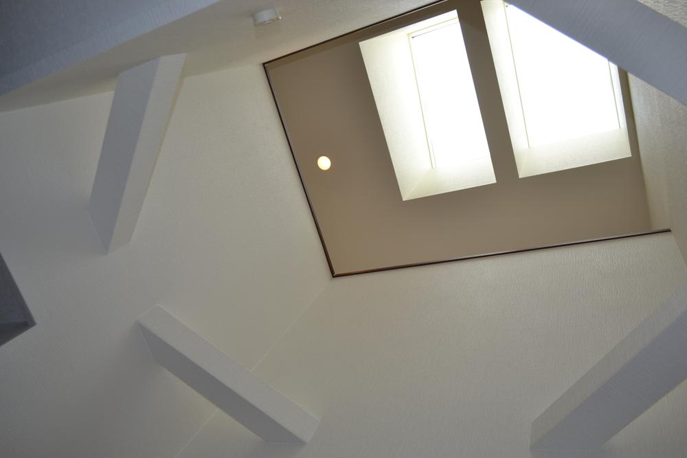 Model house photo. Indoor atrium design example