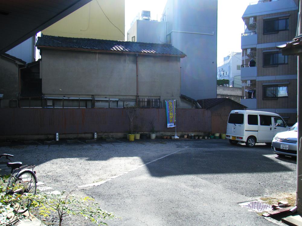 Local photos, including front road. Local front road 4m