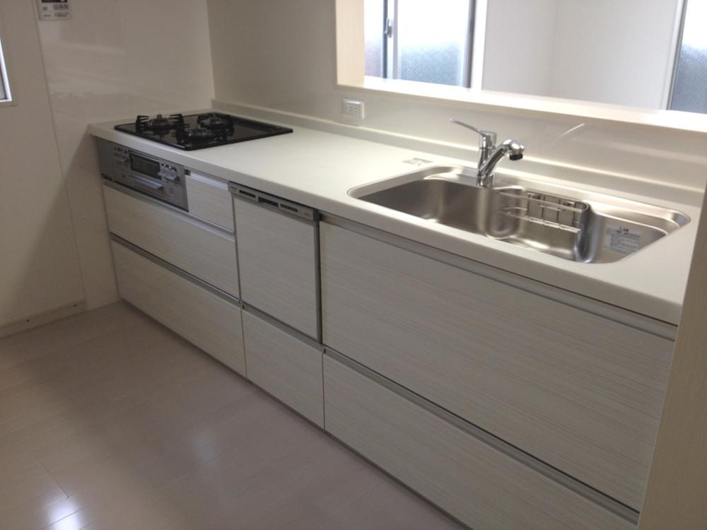 Kitchen. Easy-to-use system kitchen with dishwasher! Overlook the appearance of the living room while the housework in the popularity of face-to-face kitchen