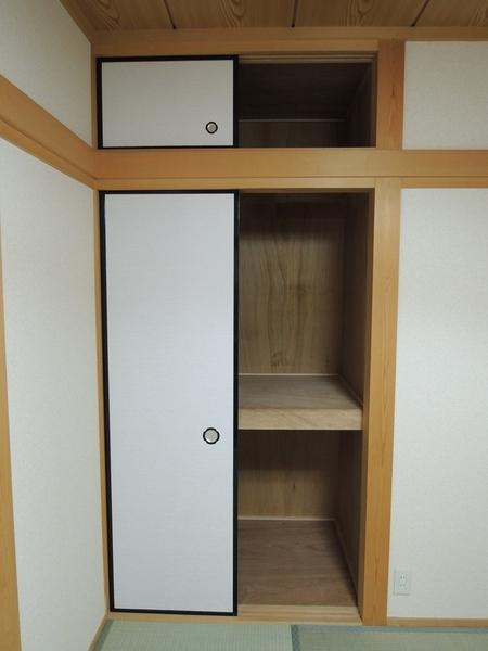 Receipt. Closet of Japanese-style room. 