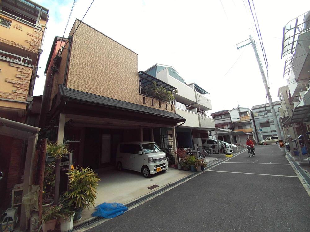 Local photos, including front road. Parking, With happy roof! ! Also safe car! !