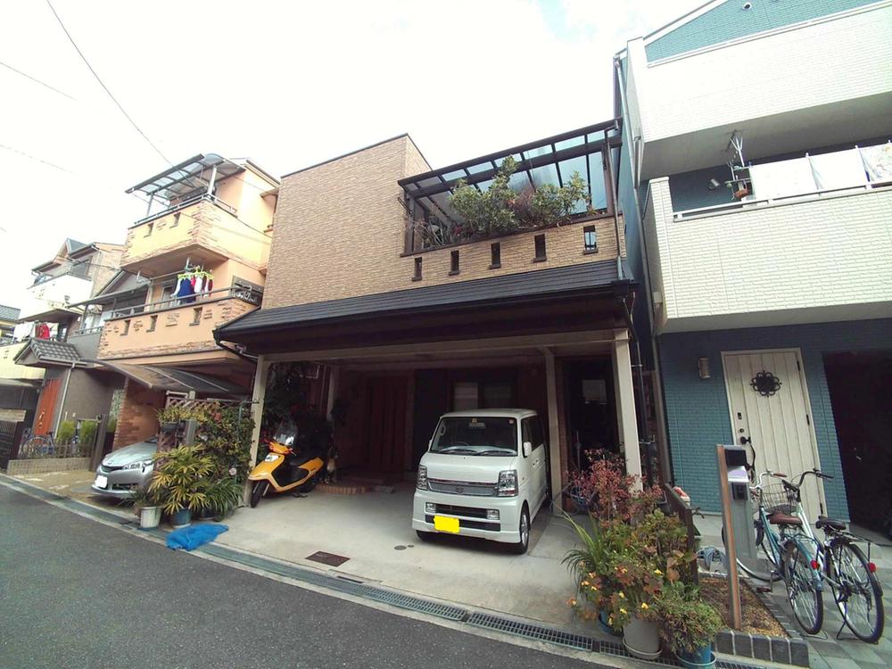 Local appearance photo. Heisei Built 16 years! ! Frontage There is also a 7.3m.