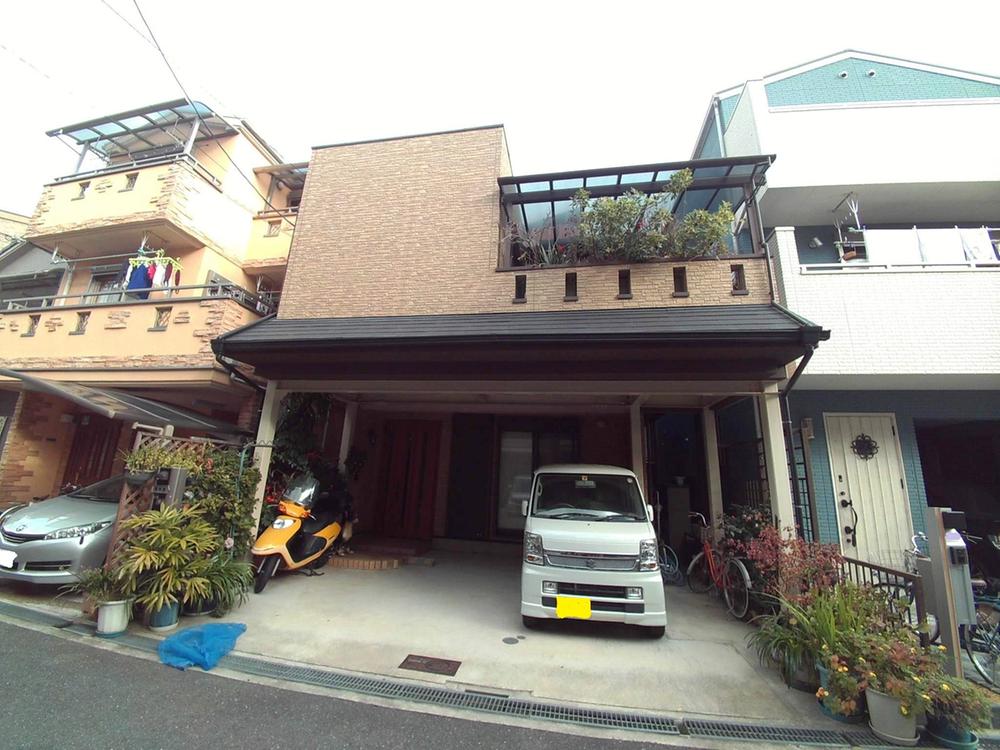 Local appearance photo. Two can park your car! !